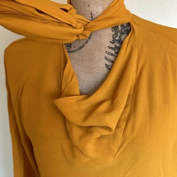 Zara Bow Tie Long Sleeve - Picture 5 of 9